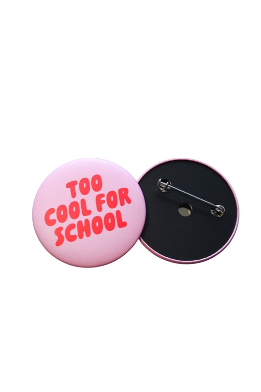 Button "Too cool for school" ROSA ROT