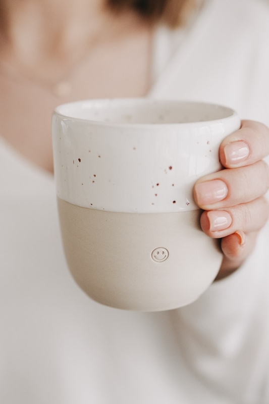 Steingut Becher Smiley